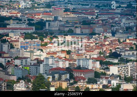 France, Puy-de-Dôme (63), ville de Clermont-Ferrand, Fontgiève, vue depuis le belvédère de pierre carrée Banque D'Images