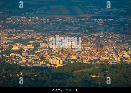 France, Puy-de-Dôme (63), ville de Clermont-Ferrand vue en soirée depuis le sommet de l'ancien volcan Puy-de-Dôme Banque D'Images