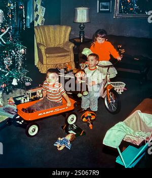 East Orange, New Jersey, États-Unis, personnes de groupe, enfants, avec jouets, années 1950, Archives vintage, photos de famille Craig, Portrait Brothers, soeurs, matin de Noël, salon Banque D'Images