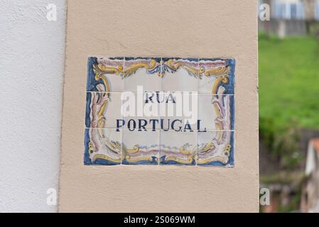 Salvador, Bahia, Brésil - 08 décembre 2024 : tuile sur le mur indiquant la rue Portugal dans la ville de Salvador, Bahia. Banque D'Images