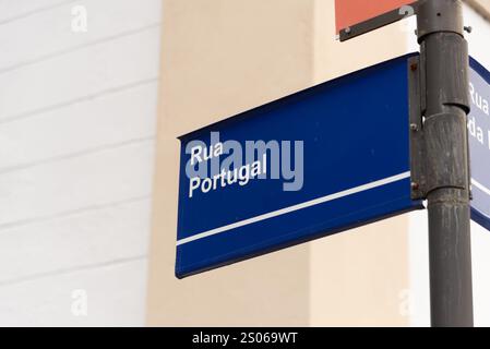 Salvador, Bahia, Brésil - 08 décembre 2024 : panneau de signalisation indiquant la rue Portugal dans la ville de Salvador, Bahia. Banque D'Images