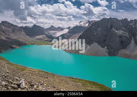 Le lac Ala Kul est une route de trekking populaire au Kirghizistan. Banque D'Images