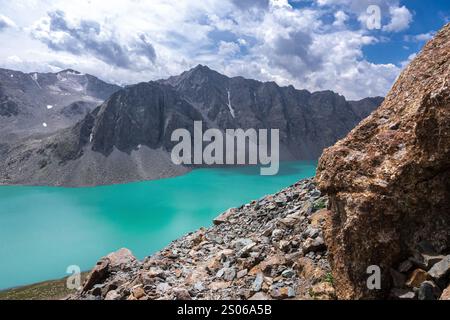 Le lac Ala Kul est une route de trekking populaire au Kirghizistan. Banque D'Images