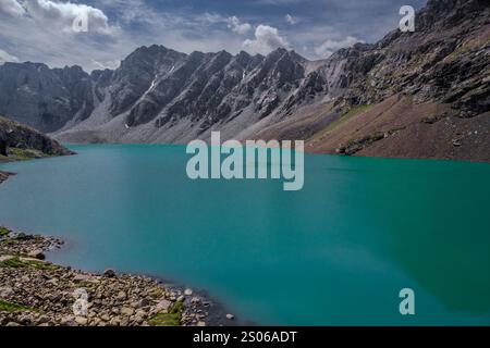 Le lac Ala Kul est une route de trekking populaire au Kirghizistan. Banque D'Images