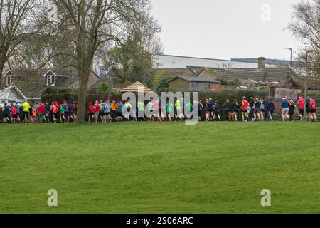 Chippenham, Wiltshire, Royaume-Uni. 25 décembre 2024. Les coureurs sont photographiés alors qu'ils prennent part à une course de 5 km le jour de Noël tôt le matin à Monkton Park, Chippenham. Le départ anticipé n'a rien fait pour amortir l'esprit de noël des 300-400 personnes qui ont participé à l'événement avec beaucoup d'entre eux habillés en robe de fantaisie. Crédit : Lynchpics/Alamy Live News Banque D'Images