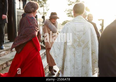 Oslo, Norvège. 25 décembre 2024. Oslo 20241225. La famille royale norvégienne en route après le service de vacances dans la chapelle Holmenkollen le jour de Noël. La reine Sonja quitte l'église. Photo : Amanda Pedersen Giske/NTB crédit : NTB/Alamy Live News Banque D'Images