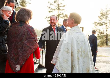 Oslo, Norvège. 25 décembre 2024. Oslo 20241225. La famille royale norvégienne en route après le service de vacances dans la chapelle Holmenkollen le jour de Noël. Le prince héritier Haakon quitte l'église. Photo : Amanda Pedersen Giske/NTB crédit : NTB/Alamy Live News Banque D'Images