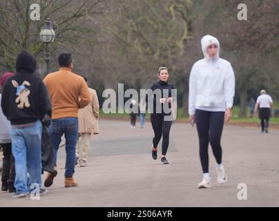 Les gens qui font du jogging à Hyde Park, Londres. Le met Office a prévu un « Noël doux » avec des « températures particulièrement élevées » au cours de la période des fêtes. Date de la photo : mercredi 25 décembre 2024. Banque D'Images