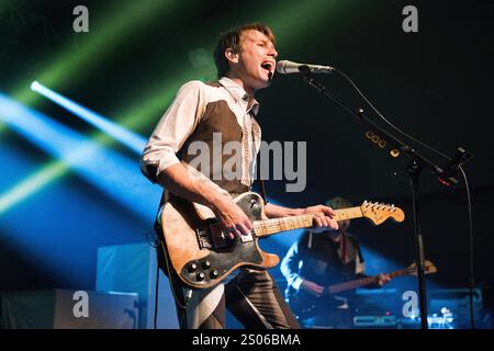 Le groupe de rock indépendant Franz Ferdinand à la Birmingham O2 Academy le 21 mars 2014. Alex Kapranos à la guitare et au chant. Banque D'Images