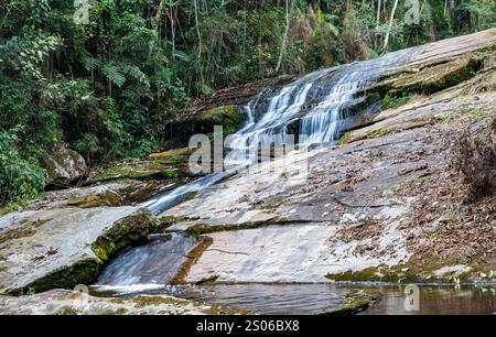 Cascade d'eau sur les rochers dans la forêt. État de Espírito Santo, Brésil. Banque D'Images