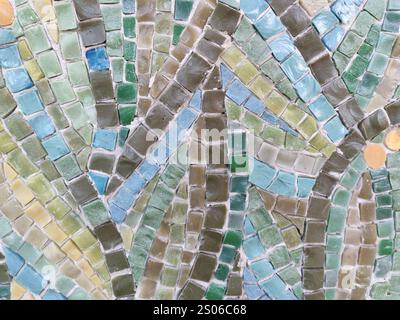 Mosaïque abstraite avec carreaux verts et bleus entrelacés avec des notes de jaune et d'or. La composition met en valeur l'art du su texturé Banque D'Images