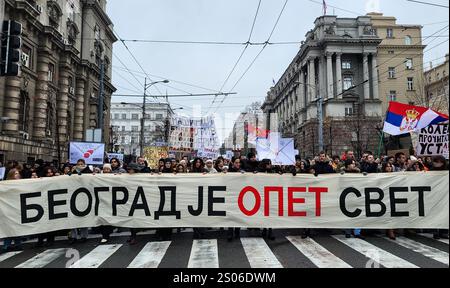 Belgrade, Serbie. 25 décembre 2024. Les étudiants se rassemblent dans le cadre des manifestations anti-gouvernementales en cours qui ont éclaté après l'effondrement de la canopée d'une gare ferroviaire le mois dernier qui a fait 15 morts, sur le boulevard de Kneza Milosa à Belgrade, en Serbie. Crédit : Dimitrije Vasiljevic/Alamy Live News Banque D'Images