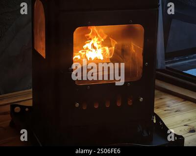 Flammes de feu d'un poêle de chauffage de pièce avec un design moderne Banque D'Images