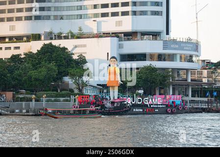 Bangkok, Thaïlande. 25 décembre 2024. BANGKOK, THAÏLANDE 25 décembre 2024 - Netflix a lancé la plus grande poupée Young-Hee (Kokowa) au monde, sur le quai de Be ICON SIAM, le long de la rivière Chao Phraya à Bangkok. Pour promouvoir la saison 2 de Squid Game, la première sur Netflix est prévue pour le 26 décembre. (Photo de Teera Noisakran/Sipa USA) crédit : Sipa USA/Alamy Live News Banque D'Images