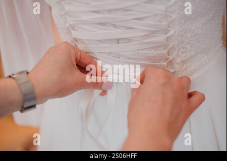 Belle mariée se préparer avec des détails de robe de mariée de luxe. Banque D'Images