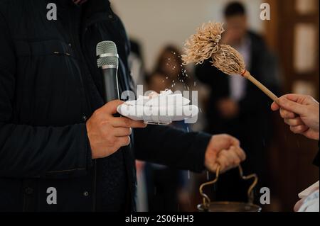 Une célébration de la tradition : une cérémonie rituelle avec de l'eau et des bénédictions. Banque D'Images