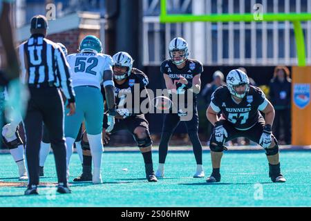 Conway, Caroline du Sud, États-Unis. 23 décembre 2024. OWEN MCCOWN (2), quarterback des Roadrunners de l'UTSA, en action lors de la deuxième moitié du match de football NCAA 2024 Myrtle Beach Bowl entre l'Université du Texas à San Antonio Roadrunners et le Coastal Carolina Chanticleer le 23 décembre 2024 au Brooks Stadium de Conway, Caroline du Sud. Les Roadrunners ont battu les Chanticleer 44-15. (Crédit image : © Israel Anta via ZUMA Press Wire) USAGE ÉDITORIAL SEULEMENT! Non destiné à UN USAGE commercial ! Banque D'Images