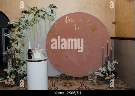 Décor élégant de réception de mariage avec arrangements floraux. Banque D'Images