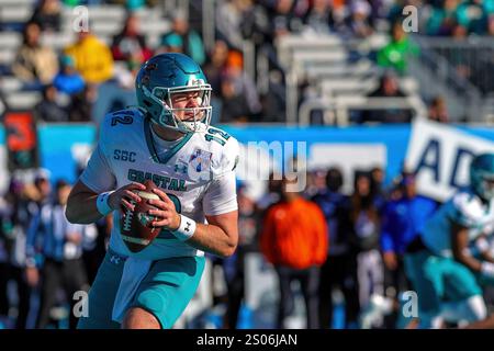 Conway, Caroline du Sud, États-Unis. 23 décembre 2024. TAD HUDSON (12 ans), le quarterback de la Coastal Carolina Chanticleers, en action lors de la seconde moitié du match de football NCAA 2024 Myrtle Beach Bowl entre l'Université du Texas à San Antonio Roadrunners et le Coastal Carolina Chanticleer le 23 décembre 2024 au Brooks Stadium de Conway, Caroline du Sud. Les Roadrunners ont battu les Chanticleer 44-15. (Crédit image : © Israel Anta via ZUMA Press Wire) USAGE ÉDITORIAL SEULEMENT! Non destiné à UN USAGE commercial ! Banque D'Images