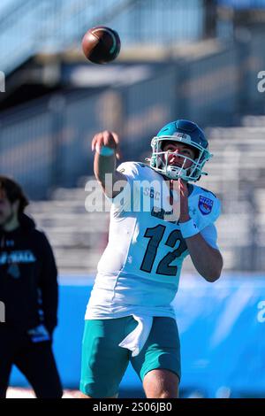 Conway, Caroline du Sud, États-Unis. 23 décembre 2024. TAD HUDSON (12 ans), le quarterback des Chanticleers de la côte de Caroline du Nord, en action lors des échauffements précédant le match de football du Beach Bowl entre l'Université du Texas à San Antonio Roadrunners et le Chanticleer de la côte de Caroline du Nord, le 23 décembre 2024 au Brooks Stadium de Conway, Caroline du Sud. Les Roadrunners ont battu les Chanticleer 44-15. (Crédit image : © Israel Anta via ZUMA Press Wire) USAGE ÉDITORIAL SEULEMENT! Non destiné à UN USAGE commercial ! Banque D'Images