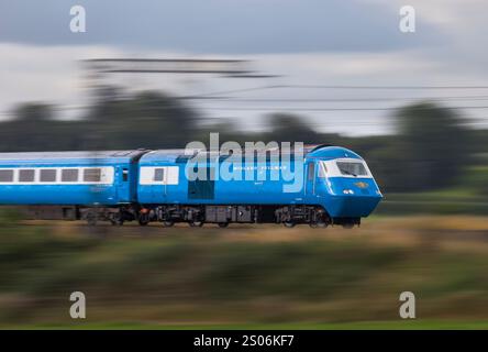 Le train-restaurant de luxe locomotive services Blue Pullman, sur la ligne principale de la côte ouest, se déplaçait à toute vitesse avec un flou de mouvement Banque D'Images