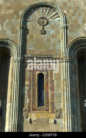 Cathédrale Svetitskhoveli, décoration sculpturale avec une décoration en forme d'éventail de douze segments rayonnants au-dessus de la fenêtre principale sur la façade est, ONU Banque D'Images