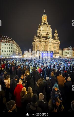 32e Vêpres de Noël et marché de Noël historique sur la place Neumarkt en face de la Frauenkirche. Selon les organisateurs, environ 13 000 personnes Banque D'Images