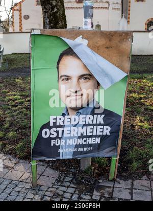 Muenchen GER, Themenbild, Wahlplakate zur Bundestagswahl in Deutschland 2025, 25.12.2024. Die Gruenen / Gruene - Frederik Ostermeier fuer Muenchen, slogan : Ein Mensch. Ein Wort. Ramponiert, zerstoert, beschaedigt. GER, Themenbild, Wahlplakate zur Bundestagswahl in Deutschland 2025, 25.12.2024. Eibner-Pressefoto/Franz Feiner *** Munich GER, image thématique, affiches électorales pour l'élection fédérale en Allemagne 2025, 25 12 2024 les Verts les Verts Frederik Ostermeier pour Munich, slogan une personne un mot saccagé, détruit, endommagé GER, image thématique, affiches électorales pour l'élection fédérale en GE Banque D'Images