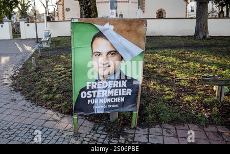 Muenchen GER, Themenbild, Wahlplakate zur Bundestagswahl in Deutschland 2025, 25.12.2024. Die Gruenen / Gruene - Frederik Ostermeier fuer Muenchen, slogan : Ein Mensch. Ein Wort. Ramponiert, zerstoert, beschaedigt. GER, Themenbild, Wahlplakate zur Bundestagswahl in Deutschland 2025, 25.12.2024. Eibner-Pressefoto/Franz Feiner *** Munich GER, image thématique, affiches électorales pour l'élection fédérale en Allemagne 2025, 25 12 2024 les Verts les Verts Frederik Ostermeier pour Munich, slogan une personne un mot saccagé, détruit, endommagé GER, image thématique, affiches électorales pour l'élection fédérale en GE Banque D'Images