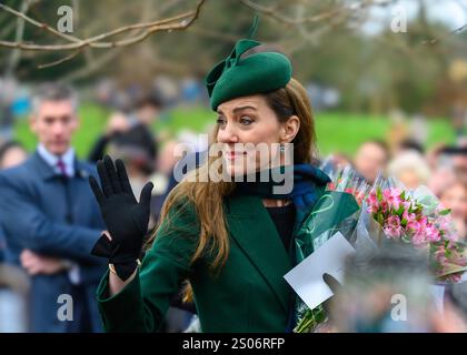 Sandringham, Norfolk, Royaume-Uni. 25 décembre 2024. La princesse de Galles, vêtue d'un manteau vert éclatant par Alexander McQueen, salue ses sympathisants après avoir assisté au traditionnel service du jour de Noël à l'église Mary Magdalene sur le domaine Sandringham. Crédit : MartinJPalmer/Alamy Live News Banque D'Images