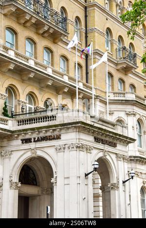 Londres, Angleterre, Royaume-Uni - 27 juin 2023 : vue extérieure avant de l'hôtel de luxe The Langham dans le centre de Londres Banque D'Images