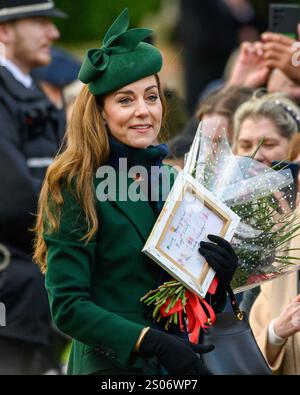 Sandringham, Norfolk, Royaume-Uni. 25 décembre 2024. La princesse de Galles, vêtue d'un manteau vert éclatant par Alexander McQueen, salue ses sympathisants après avoir assisté au traditionnel service du jour de Noël à l'église Mary Magdalene sur le domaine Sandringham. Crédit : MartinJPalmer/Alamy Live News Banque D'Images