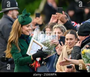 Sandringham, Norfolk, Royaume-Uni. 25 décembre 2024. La princesse de Galles, vêtue d'un manteau vert éclatant par Alexander McQueen, salue ses sympathisants après avoir assisté au traditionnel service du jour de Noël à l'église Mary Magdalene sur le domaine Sandringham. Crédit : MartinJPalmer/Alamy Live News Banque D'Images