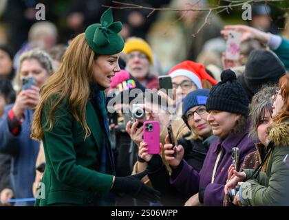 Sandringham, Norfolk, Royaume-Uni. 25 décembre 2024. La princesse de Galles, vêtue d'un manteau vert éclatant par Alexander McQueen, salue ses sympathisants après avoir assisté au traditionnel service du jour de Noël à l'église Mary Magdalene sur le domaine Sandringham. Crédit : MartinJPalmer/Alamy Live News Banque D'Images