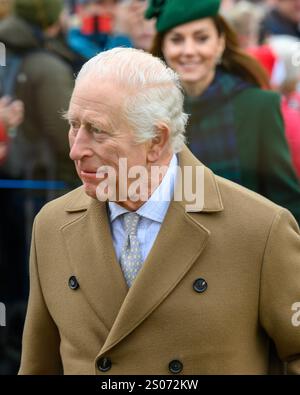 Sandringham, Norfolk, Royaume-Uni. 25 décembre 2024. Leurs Majestés le roi Charles et la reine Camilla mènent la famille royale dans leur promenade traditionnelle à l'église Mary Magdalene sur le domaine Sandringham pour le service du matin de Noël. Crédit : MartinJPalmer/Alamy Live News Banque D'Images