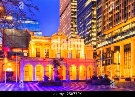 Façade du bâtiment historique de l'hôtel de ville de Parramatta au Sunseet entourée de tours de bureaux modernes de grande hauteur à Sydney West. Banque D'Images