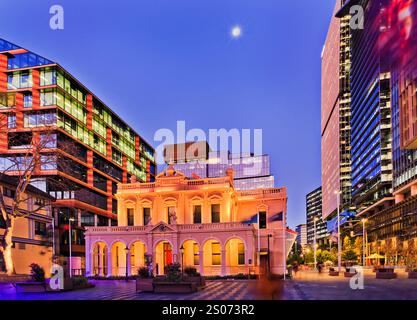 Hôtel de ville de Parramatta entouré de grands immeubles de bureaux modernes au coucher du soleil pleine lune. Banque D'Images