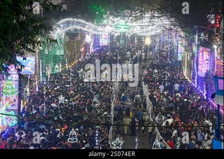 New Delhi, Inde. 25 décembre 2024. KOLKATA, INDE - DÉCEMBRE 25 : Park Street est orné d'une décoration lumineuse spéciale pour le Carnaval de Noël, le 25 décembre 2024 à Kolkata, Inde. (Photo de Samir Jana/Hindustan Times/Sipa USA ) crédit : Sipa USA/Alamy Live News Banque D'Images