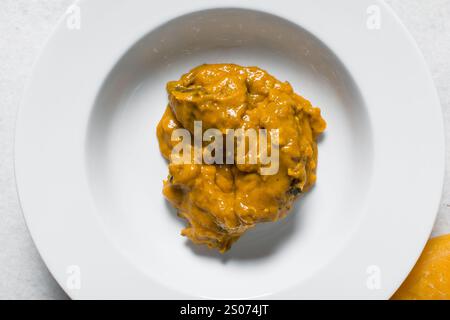 Vue aérienne de la soupe d'owo nigériane avec poisson et bœuf dans une assiette blanche, vue de dessus de la soupe d'oghwo dans une grande assiette Banque D'Images