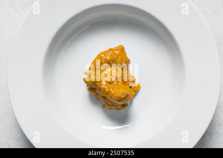 Vue aérienne de la soupe d'owo nigériane avec poisson et bœuf dans une assiette blanche, vue de dessus de la soupe d'oghwo dans une grande assiette Banque D'Images