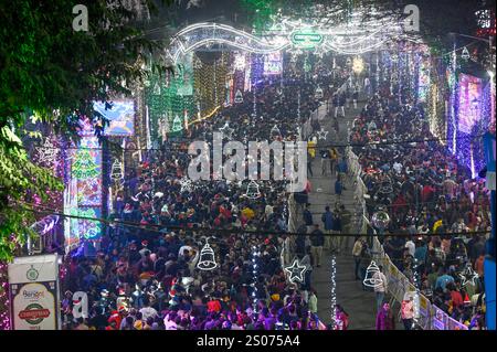 New Delhi, Inde. 25 décembre 2024. KOLKATA, INDE - DÉCEMBRE 25 : Park Street est orné d'une décoration lumineuse spéciale pour le Carnaval de Noël, le 25 décembre 2024 à Kolkata, Inde. (Photo de Samir Jana/Hindustan Times/Sipa USA ) crédit : Sipa USA/Alamy Live News Banque D'Images