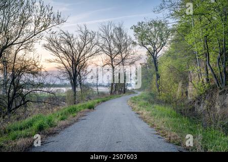 Steamboat trace, piste cyclable convertie à partir d'un chemin de fer abandonné, près du Pérou, Nebraska, paysage matinal printanier Banque D'Images