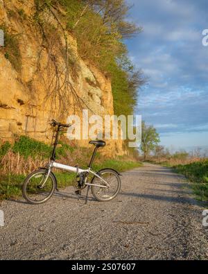 Vélo pliant sur Steamboat trace, piste cyclable convertie à partir d'un chemin de fer abandonné, près du Pérou, Nebraska, paysage matinal printanier Banque D'Images