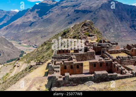 Pérou anciennes ruines sacrées de forteresse et terrasses de l'empire Inca. Sites historiques faits d'énormes blocs de pierre construits par les incas dans la vallée sacrée de Cusco Banque D'Images