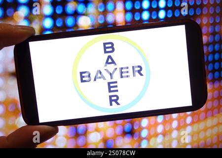 Pologne. 23 décembre 2024. Dans cette illustration photo, le logo de la société Bayer est affiché sur l'écran d'un smartphone. (Crédit image : © Piotr SWAT/SOPA images via ZUMA Press Wire) USAGE ÉDITORIAL SEULEMENT! Non destiné à UN USAGE commercial ! Banque D'Images