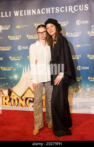 Roncalli Weihnachtscircus, Show und promis im Tempodrom, Berlin, 20.12.2024 Jeanette Hain mit Tochter Malou Hain BEI der Premiere des 20. Original Roncalli Weihnachtscircus im Berliner Tempodrom AM 20.12.2024. Berlin Tempodrom *** Roncalli Weihnachtscircus, spectacle et célébrités au Tempodrom, Berlin, 20 12 2024 Jeanette Hain avec sa fille Malou Hain à la première des 20 Roncalli Weihnachtscircus originaux au Tempodrom de Berlin le 20 12 2024 Berlin Tempodrom Copyright : xBenxKriemannx Banque D'Images