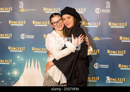 Roncalli Weihnachtscircus, Show und promis im Tempodrom, Berlin, 20.12.2024 Jeanette Hain mit Tochter Malou Hain BEI der Premiere des 20. Original Roncalli Weihnachtscircus im Berliner Tempodrom AM 20.12.2024. Berlin Tempodrom *** Roncalli Weihnachtscircus, spectacle et célébrités au Tempodrom, Berlin, 20 12 2024 Jeanette Hain avec sa fille Malou Hain à la première des 20 Roncalli Weihnachtscircus originaux au Tempodrom de Berlin le 20 12 2024 Berlin Tempodrom Copyright : xBenxKriemannx Banque D'Images