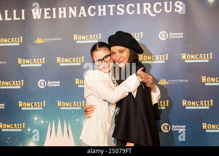 Roncalli Weihnachtscircus, Show und promis im Tempodrom, Berlin, 20.12.2024 Jeanette Hain mit Tochter Malou Hain BEI der Premiere des 20. Original Roncalli Weihnachtscircus im Berliner Tempodrom AM 20.12.2024. Berlin Tempodrom *** Roncalli Weihnachtscircus, spectacle et célébrités au Tempodrom, Berlin, 20 12 2024 Jeanette Hain avec sa fille Malou Hain à la première des 20 Roncalli Weihnachtscircus originaux au Tempodrom de Berlin le 20 12 2024 Berlin Tempodrom Copyright : xBenxKriemannx Banque D'Images