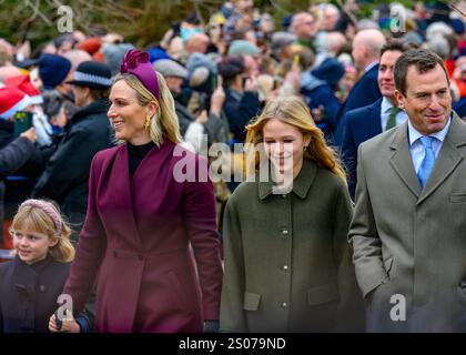 Sandringham, Norfolk, Royaume-Uni. 25 décembre 2024. Lena Tindall tient la main de sa mère, Zara Tindall, alors qu'ils rejoignent le reste de la famille royale dans leur promenade traditionnelle à l'église Mary Magdalene sur le domaine Sandringham pour le service du matin de Noël. Peter Phillips et sa fille Isla sont également sur la photo. Crédit : MartinJPalmer/Alamy Live News Banque D'Images