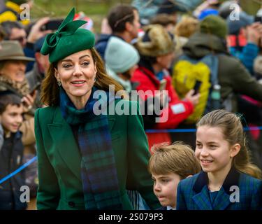 Sandringham, Norfolk, Royaume-Uni. 25 décembre 2024. Le prince Louis tient la main de sa mère alors qu'ils et la princesse Charlotte rejoignent le reste de la famille royale dans leur promenade traditionnelle à l'église Mary Magdalene sur le domaine Sandringham pour le service du matin de Noël. Crédit : MartinJPalmer/Alamy Live News Banque D'Images